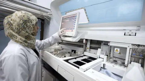 En la imagen de AFP, una sanitaria maneja un aparato en el Centro de Transfusión Sanguínea de Saná.