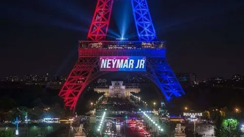 En la imagen de EFE, la Torre Eiffel alumbrada durante la presentación de Neymar.