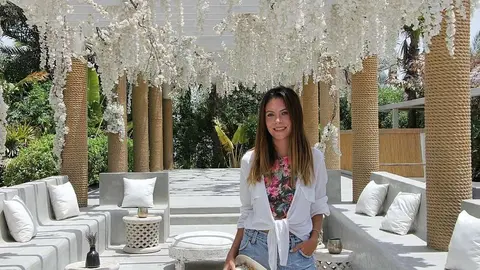 La joven ecuatoriana Pilar Zambrano en su lugar de trabajo en La Palmera de Dubai. (EL CORREO)