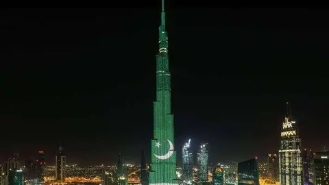 El Burj Khalifa decorado con la bandera de Pakistán.