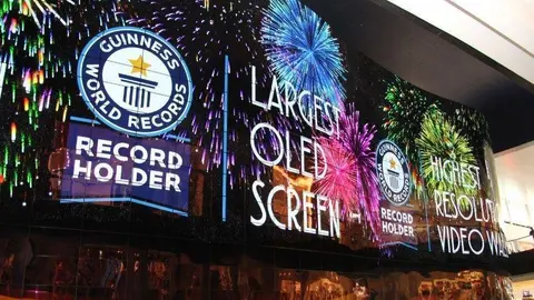 La pantalla OLED más grande del mundo sobre el acuario de Dubai Mall. (EL CORREO)
