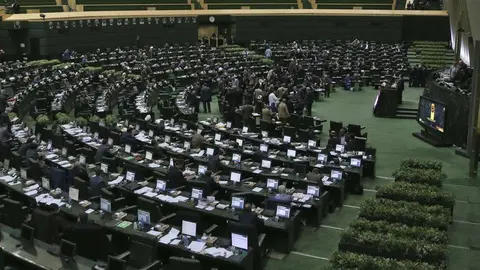 En la imagen de AP, el parlamento de Irán.