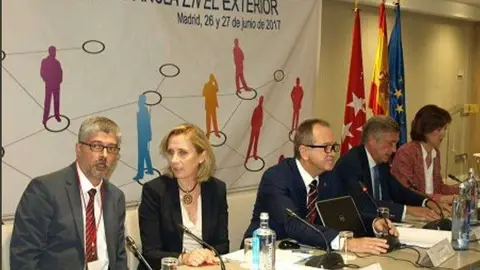 De izquierda a derecha: Ildefonso de la Campa, Marina del Corral, Eduardo Dizy, Cristóbal González-Aller y M.ª Victoria González-Bueno, en la mesa presidencial del pleno del Consejo General de la Ciudadanía Española en el Exterior. (Carta de España).