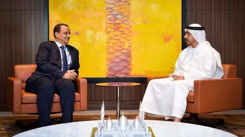El ministro de Exteriores de EAU y el enviado de la ONU a Yemen durante la reunión en Abu Dhabi.