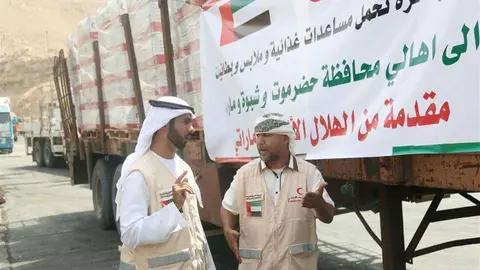 Responsables de la Media Luna Roja de Emiratos, durante la descarga de la ayuda alimentaria en el puerto de Al Mukalla. (WAM)