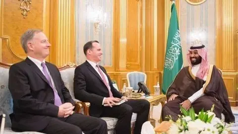 El príncipe Mohammed bin Salman bin Abdulaziz Al Saud y Brett McGurk, durante su reunión en Jeddah.
