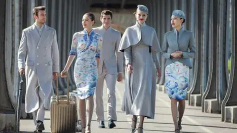 Los diseños de mujer y hombre comparten tonos y cortes elegantes.