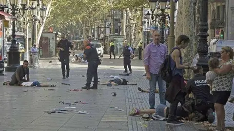 Desolador aspecto de las Ramblas de Barcelona tras el atropello masivo. (Efe)