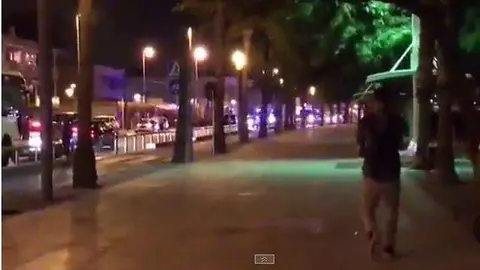 Imagen de avenida de la Diputació de Cambrils en el momento de ser abatidos los terroristas. (Youtube)