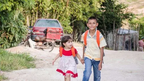 En la imagen de Dubai Media Office, niños colombianos beneficiados de la ayuda en educación.