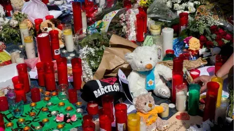 Numerosas muestras de solaridad con las víctimas depositas junto a la Fuente de Canetalas en las Ramblas de Barcelona. (RTVE)