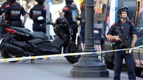 Agentes de la policía en Barcelona tras el atentado en las Ramblas. (RTVE)