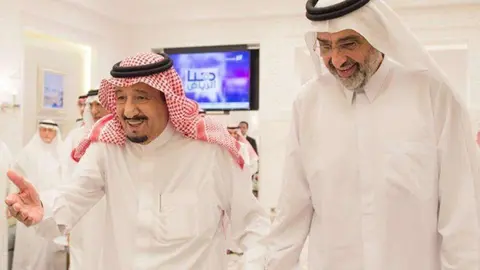 El Rey Salman recibe al jeque de Qatar en su residencia de Marruecos