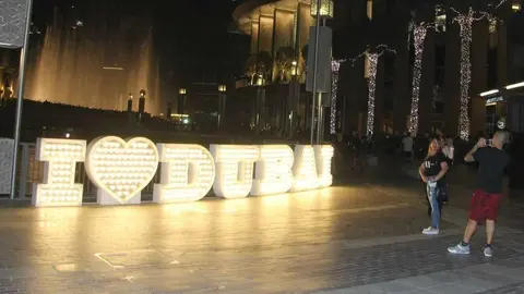 El luminoso 'I love Dubai' ante la fuente. (EL CORREO)
