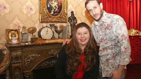 La costarricense Patricia Li Guerrero junto a su esposo, Mohamed Hajali, en el estudio de 'Historyland' de Dubai Mall. (EL CORREO)