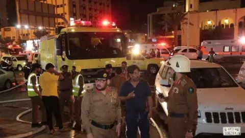 Efectivos de Policía y Defesa Civil ante el hotel incendiado en La Meca. (WAM)