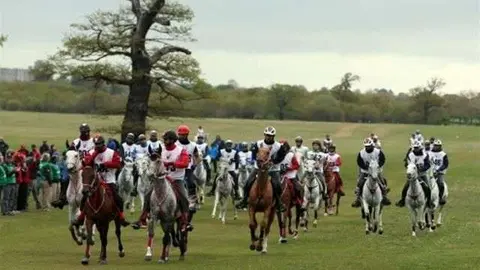 Un momento de la carrera de resistencia hípica celebrada en el Reino Unido.