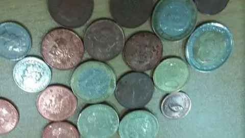 Monedas de curso legal en el Reino Unido y la Unión Europea. (EL CORREO)