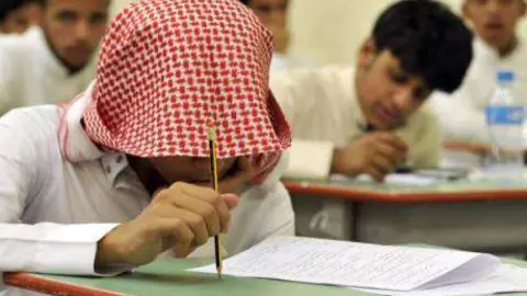 En la imagen de AFP, una clase en un colegio masculino saudí. 