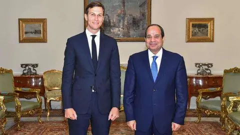 El presidente egipcio, Abdel Fattah al Sisi posa con Jared Kushner, este miércoles en el palacio presidencial de El Cairo. (AFP / PRESIDENCIA EGIPCIA)