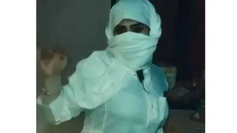 La mujer se vistió como un hombre árabe para no llamar la atención.