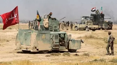 Un columna de transportes de tropa blindados de las milicias chiitas en Tal Afar (AFP)