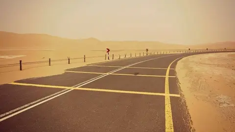 Solitaria carretera a la duna Moreed, una de las más altas del mundo, en el sur de Abu Dhabi. (EL CORREO)