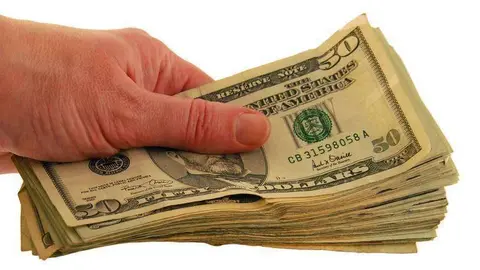 Los trabajadores en EAU envían regularmente dinero a su país de origen.