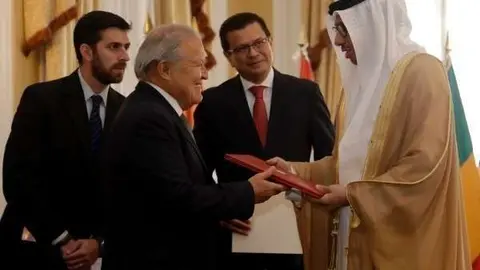 Ahmed Hatim Al Menhali, embajador de EAU en El Salvador, presenta credenciales al presidente salvadoreño. (WAM)