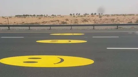 Los emojis sonrientes en Sheikh Mohamed bin Zayed Road.