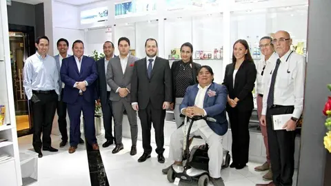 Foto de familia de asistentes y representantes de ProEcuador tras la celebración del networking. (EL CORREO)