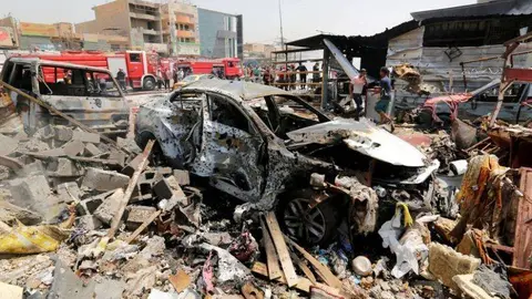 En la imagen de Reuters, aspecto del coche tras el atentado en el mercado.