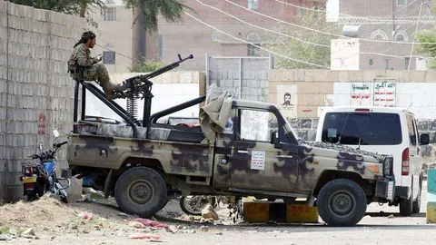 Un rebelde hutí en la capital de Yemen, Saná.
