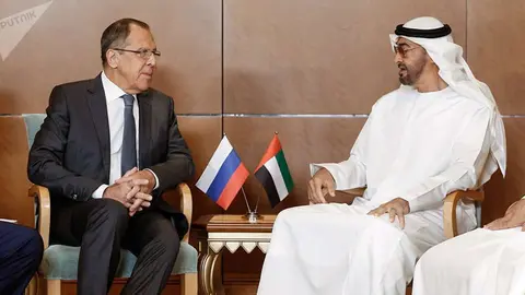 El jeque Mohammed bin Zayed Al Nahyan y el ministro ruso de Exteriores.
