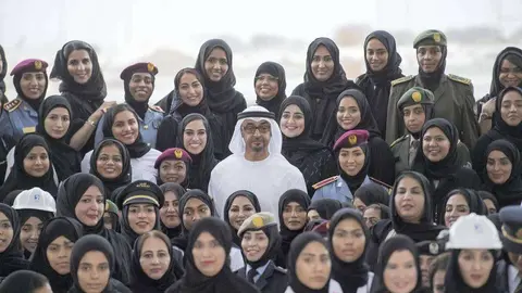 El jeque Mohammed bin Zayed junto a mujeres emiratíes líderes del país. (Casa del príncipe heredero de Abu Dhabi)