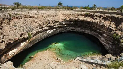 Aguas cristalinas en la gruta de Bimmah en Omán.