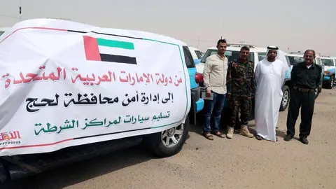 Acto de entrega de los 15 vehículos donados por Emiratos al Departamento de Seguridad de Lahij.