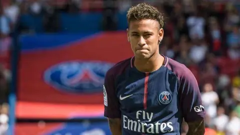 Neymar antes de un encuentro con el Paris Saint Germain.