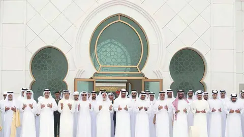 El jeque Mohammed bin Zayed, en el centro, reza en la tumba de su padre, el difunto Sheikh Zayed bin Sultan, durante las oraciones de Eid Al Adha en la Gran Mezquita Sheikh Zayed. (Ryan Carter / Crown Prince Court, Abu Dhabi)