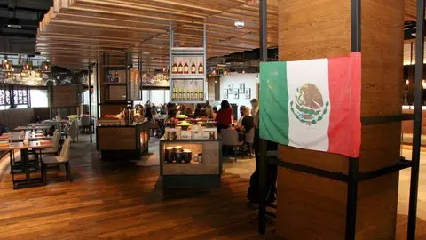 Aspecto del restaurante La Tablita con la bandera de México en primer plano. (EL CORREO)