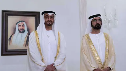 El gobernador de Dubai y el príncipe heredero de Abu Dhabi durante el saludo por el Eid. (WAM)
