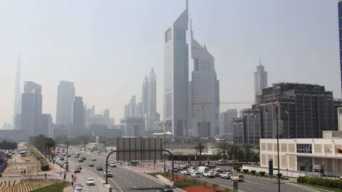 Tráfico en el centro de Dubai. (EL CORREO)
