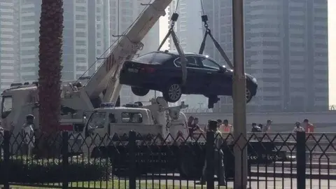 La grúa retira el vehículo de los raíles de Dubai Tranvía.