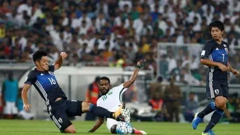 Nawaf Al Abed de Arabia Saudita lucha por el balón con Hotaru Yamaguchi de Japón. (REUTERS/Faisal Al Nasser)