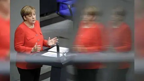 En la imagen de EFE, la canciller alemana Angela Merkel pronuncia su discurso ante el pleno del Bundestag en Berlín.