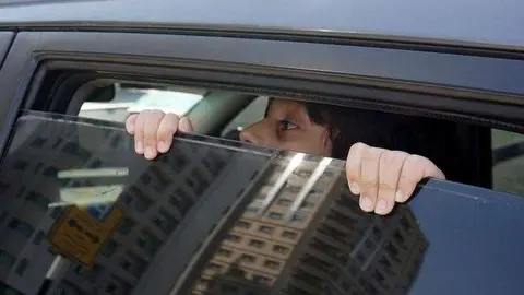 Un menor dentro de un vehículo.( M. Sajjad)