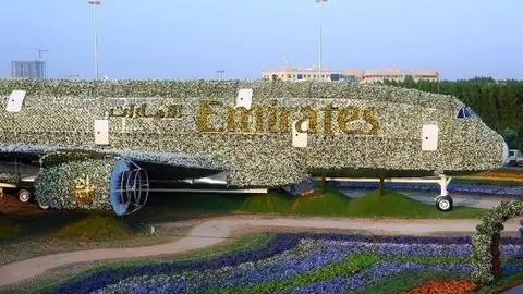 El Emirates A380 de Miracle Garden cubierto de flores se llevó el récord Guinness al mayor arreglo floral del mundo.