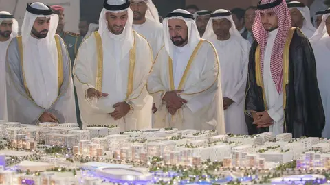 Sheikh Sultan bin Mohammed Al Qasimi contempla la maqueta del proyecto Aljada.