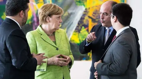 Angela Merkel conversa con Julio Borges y Freddy Guevara en Berlin. (Twitter)