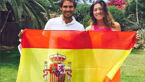 Nadal -izquierda- y Muguruza muestran una bandera de España. (@GarbiMuguruza)